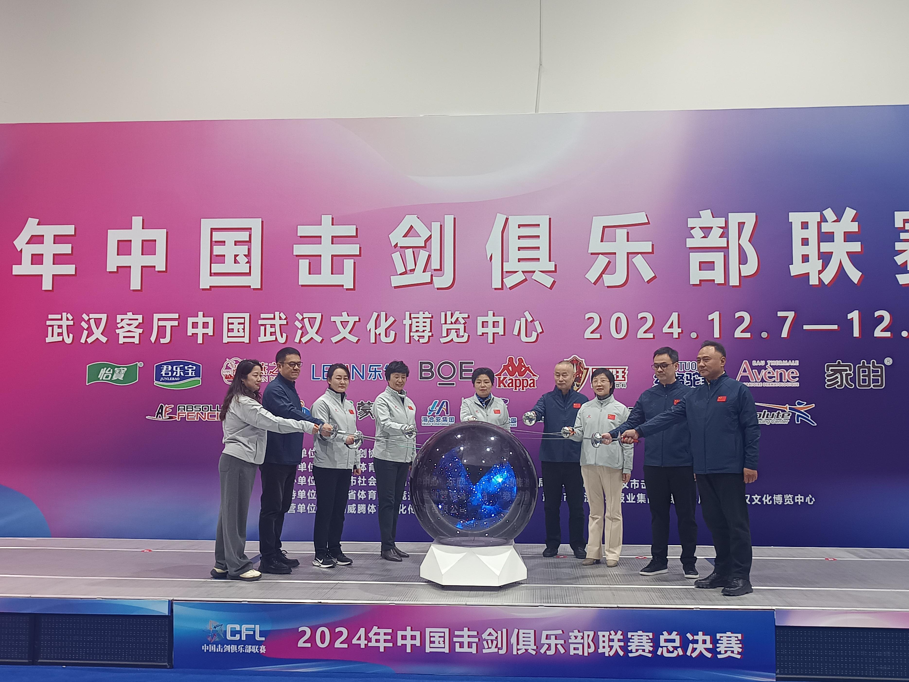 击剑比赛金牌_击剑体测冠军赛多少人进_击剑冠军体测出局