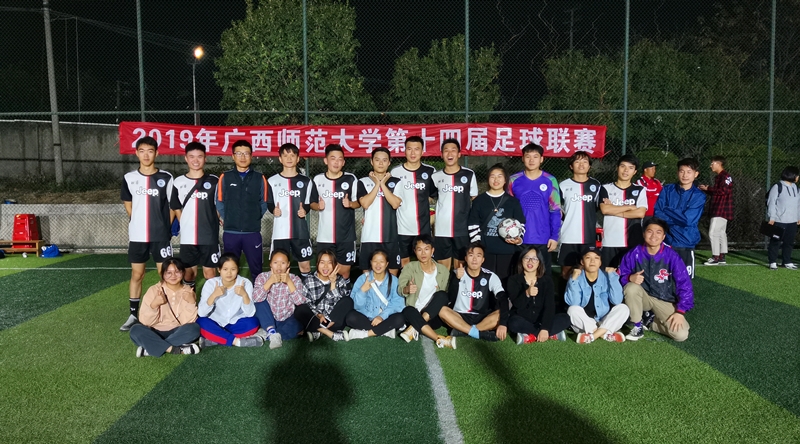 足球冠军信_足球球员冠军数排名_足球冠军人