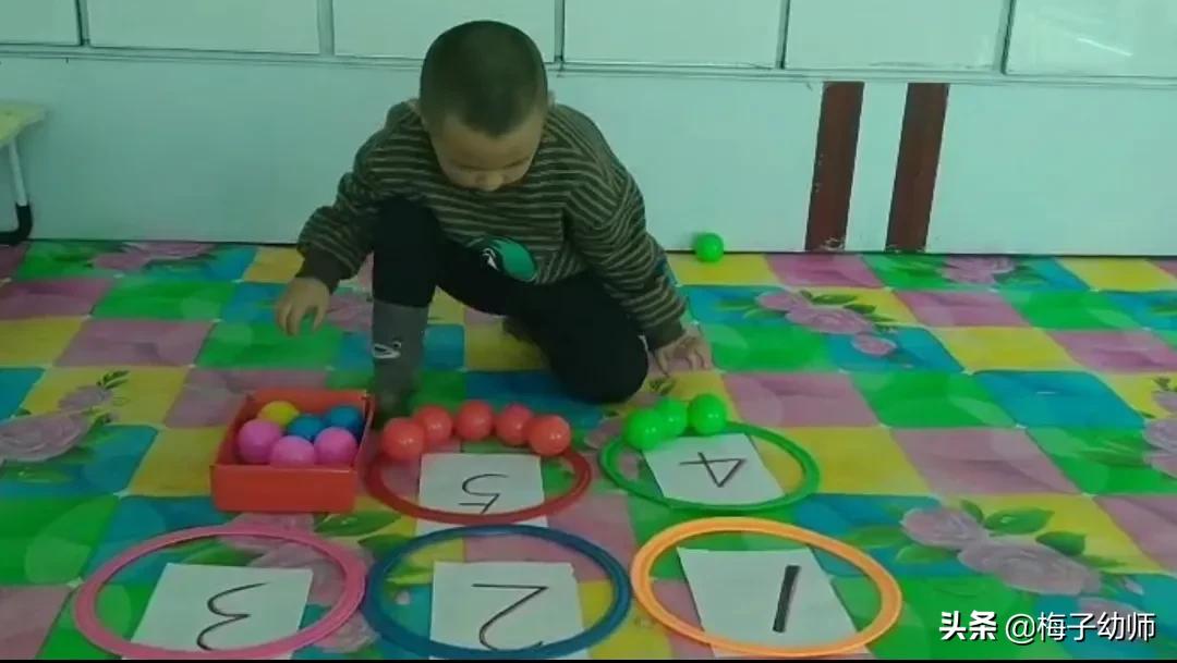 足球规则双脚夹球_足球两脚夹球_双脚夹足球算不算违例