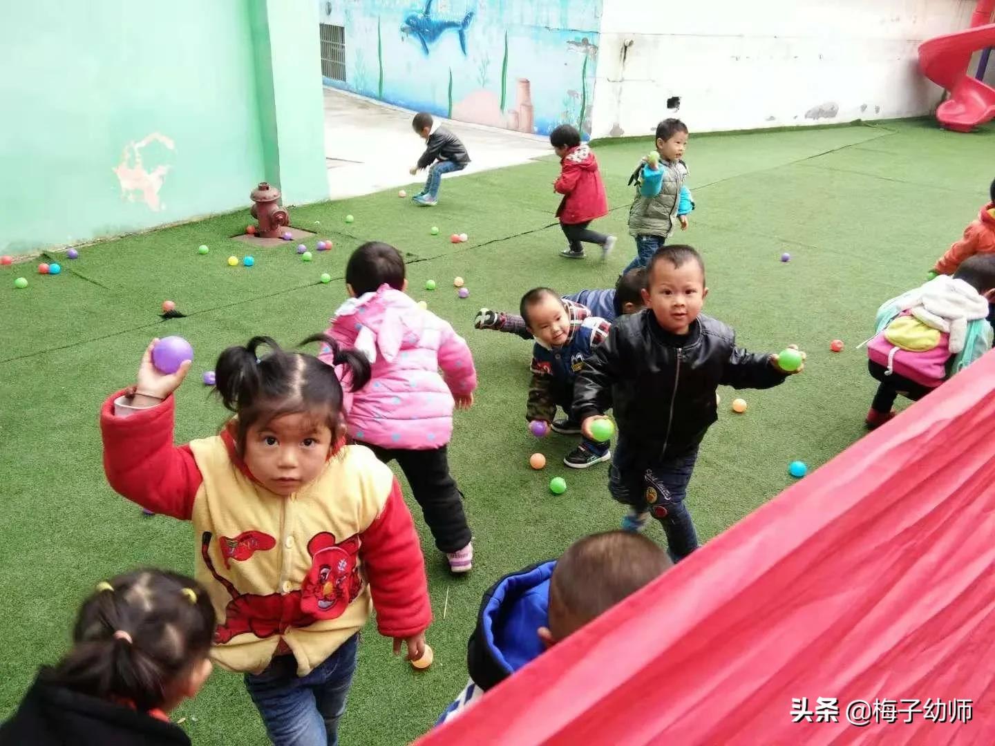 足球两脚夹球_足球规则双脚夹球_双脚夹足球算不算违例