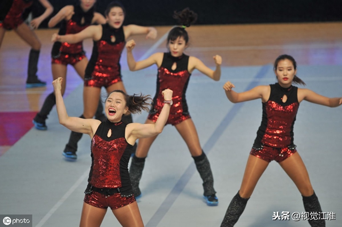 女大学生表演的健身操，活力动感十足，一点不逊色广场舞大妈
