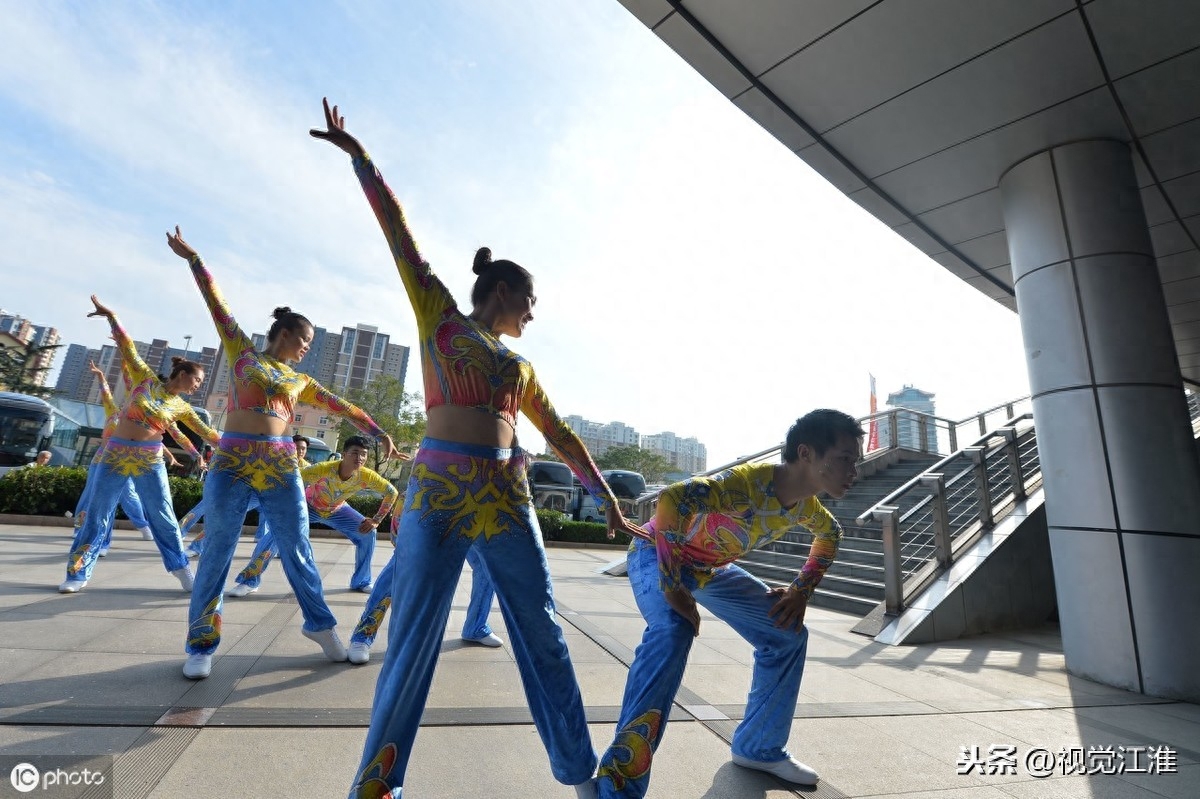 女大学生表演的健身操，活力动感十足，一点不逊色广场舞大妈
