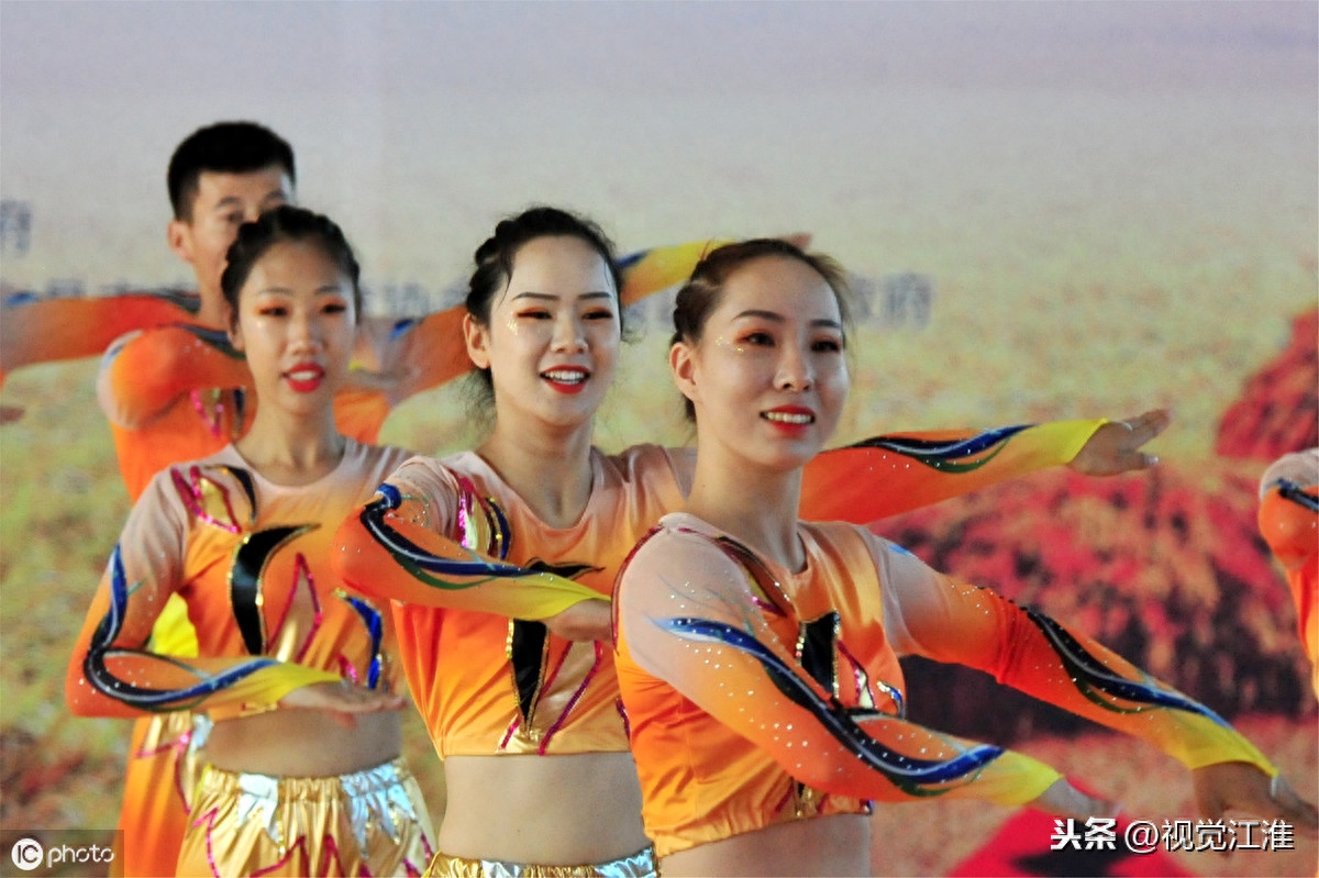 女大学生表演的健身操，活力动感十足，一点不逊色广场舞大妈