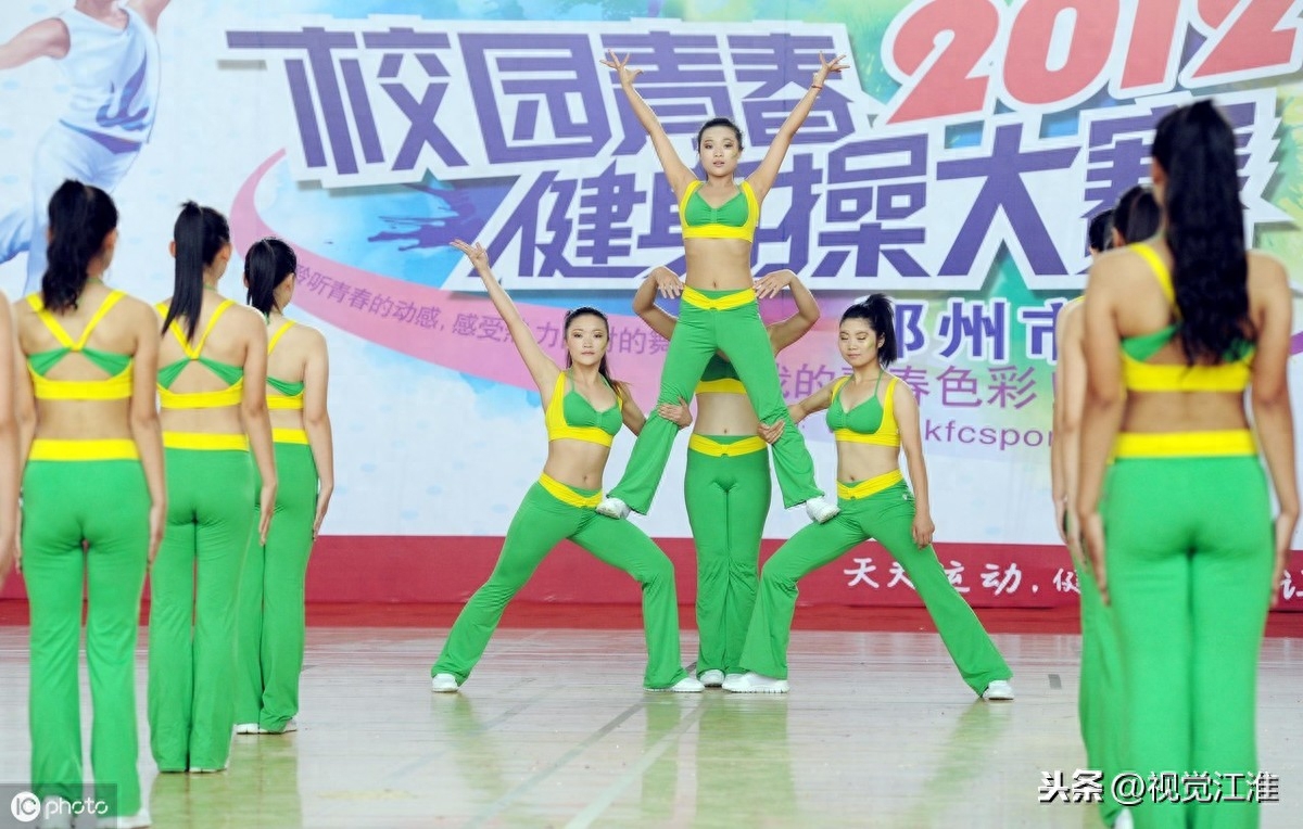 女大学生表演的健身操，活力动感十足，一点不逊色广场舞大妈