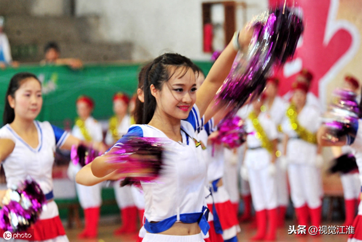 女大学生表演的健身操，活力动感十足，一点不逊色广场舞大妈