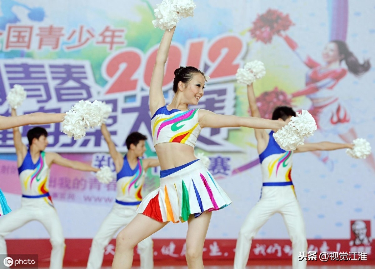 女大学生表演的健身操，活力动感十足，一点不逊色广场舞大妈
