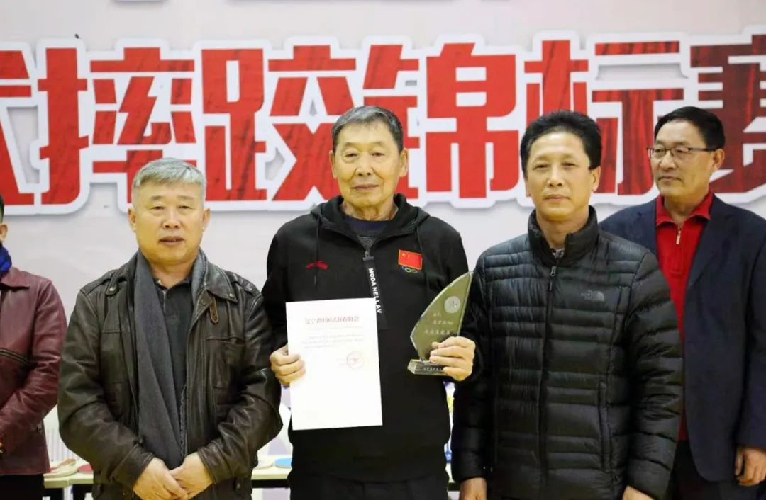 世界摔跤锦标赛规则及规则_规则摔跤赛锦标世界冠军是谁_摔跤规则一本