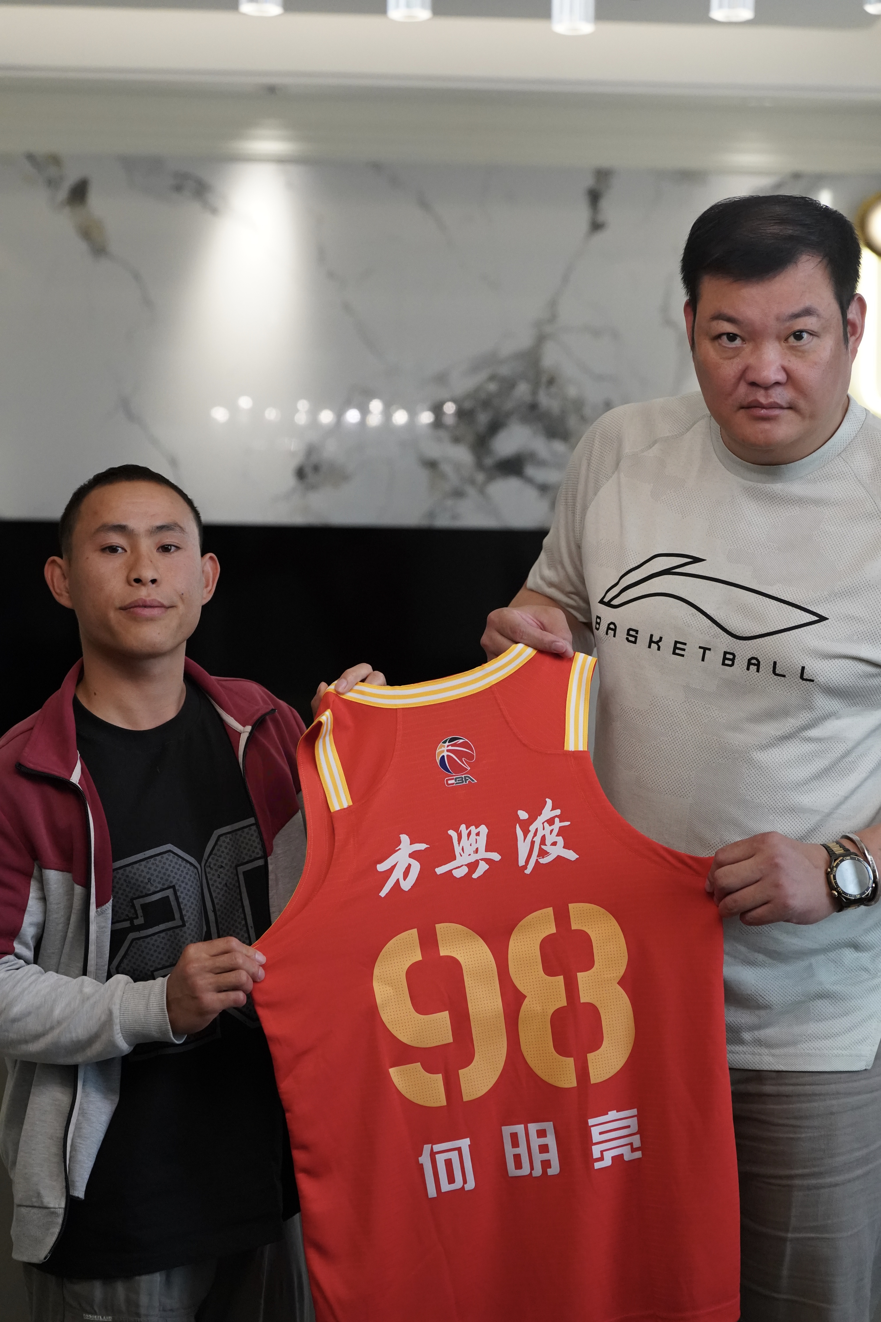篮球赛前热身单挑规则_单挑篮球精彩操作_单挑篮球动作