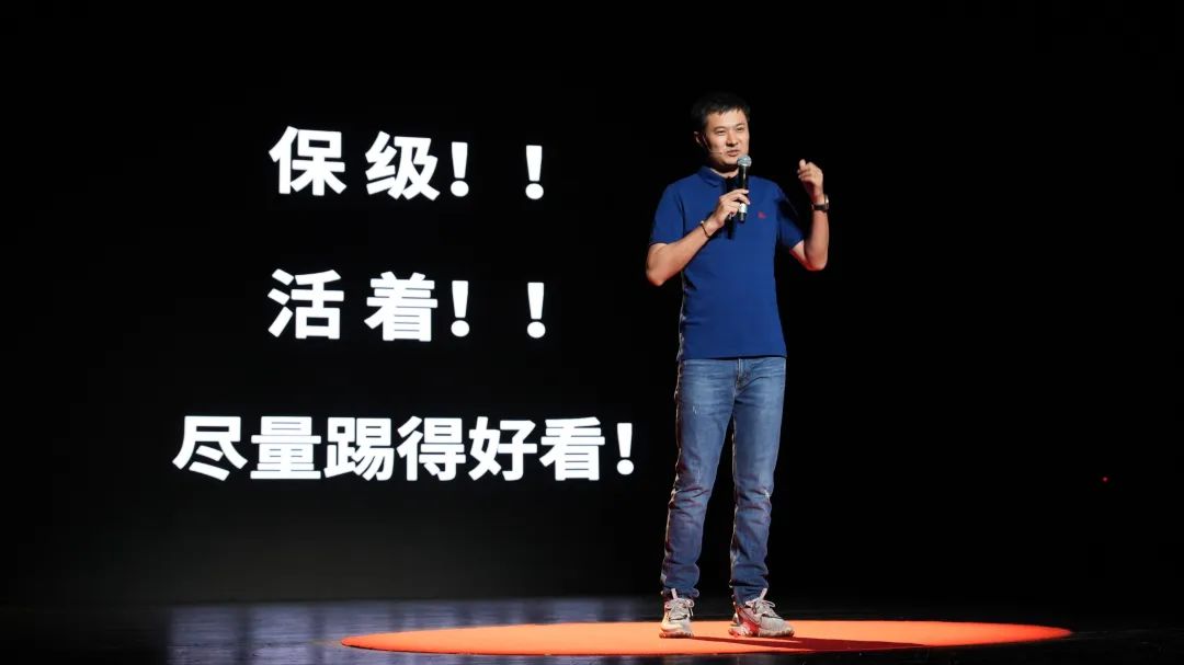 足球场上守门员_足球场守门员守了门叫啥啊_足球大场守门员规则是什么