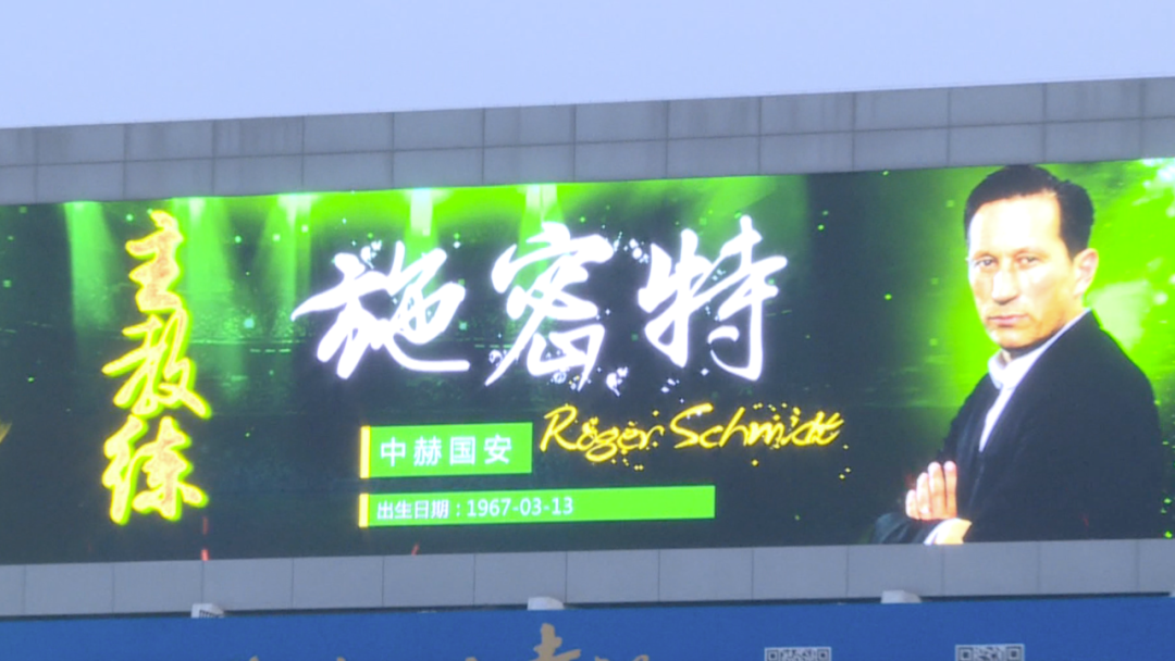 足球场守门员守了门叫啥啊_足球场上守门员_足球大场守门员规则是什么