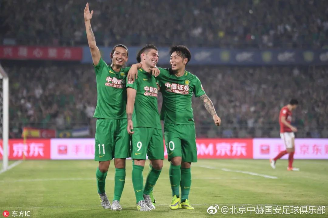 足球大场守门员规则是什么_足球场守门员守了门叫啥啊_足球场上守门员