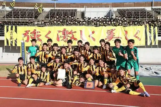 足球高中冠军比赛全国是第几名_全国高中足球联赛总决赛_高中足球比赛全国冠军是谁