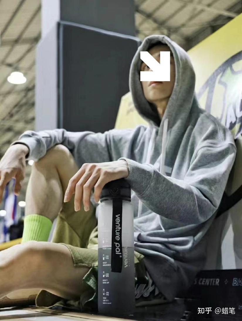 健身房只穿背心的女生_穿背心去健身房_健身房穿运动背心骚