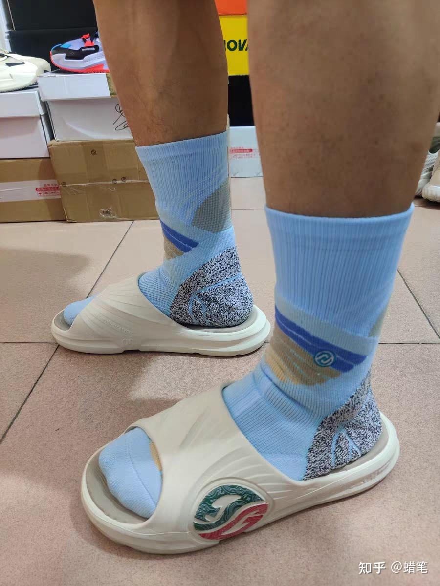 健身房只穿背心的女生_健身房穿运动背心骚_穿背心去健身房
