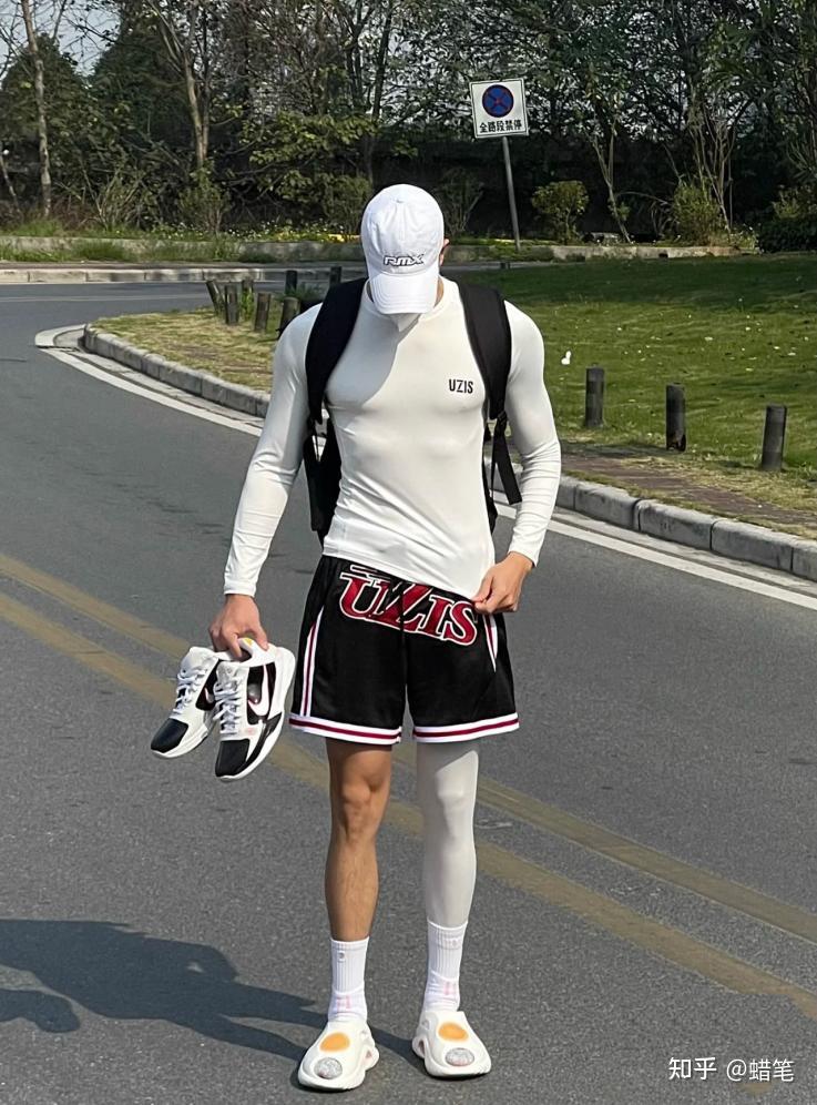 穿背心去健身房_健身房只穿背心的女生_健身房穿运动背心骚