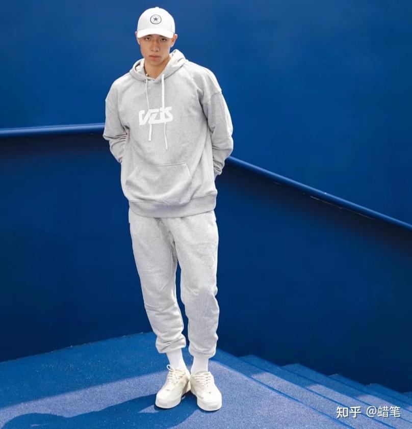 健身房只穿背心的女生_穿背心去健身房_健身房穿运动背心骚