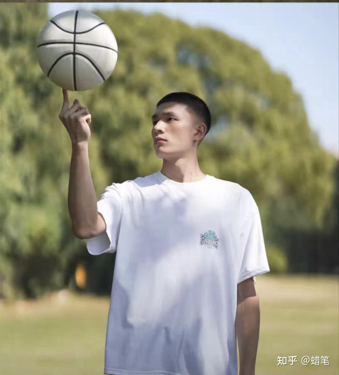 健身房穿运动背心骚_健身房只穿背心的女生_穿背心去健身房