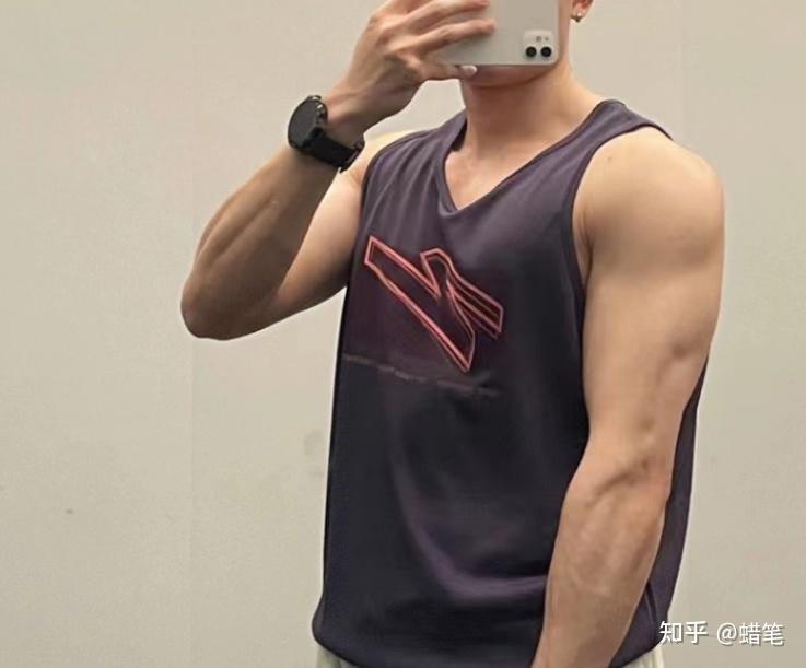 穿背心去健身房_健身房只穿背心的女生_健身房穿运动背心骚
