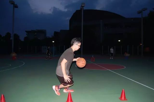 篮球技巧赛如何变快_篮球比赛小妙招_篮球赛技巧变身视频